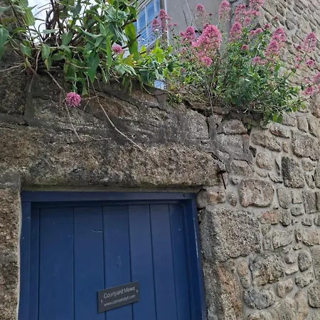 1 Courtyard Mews *